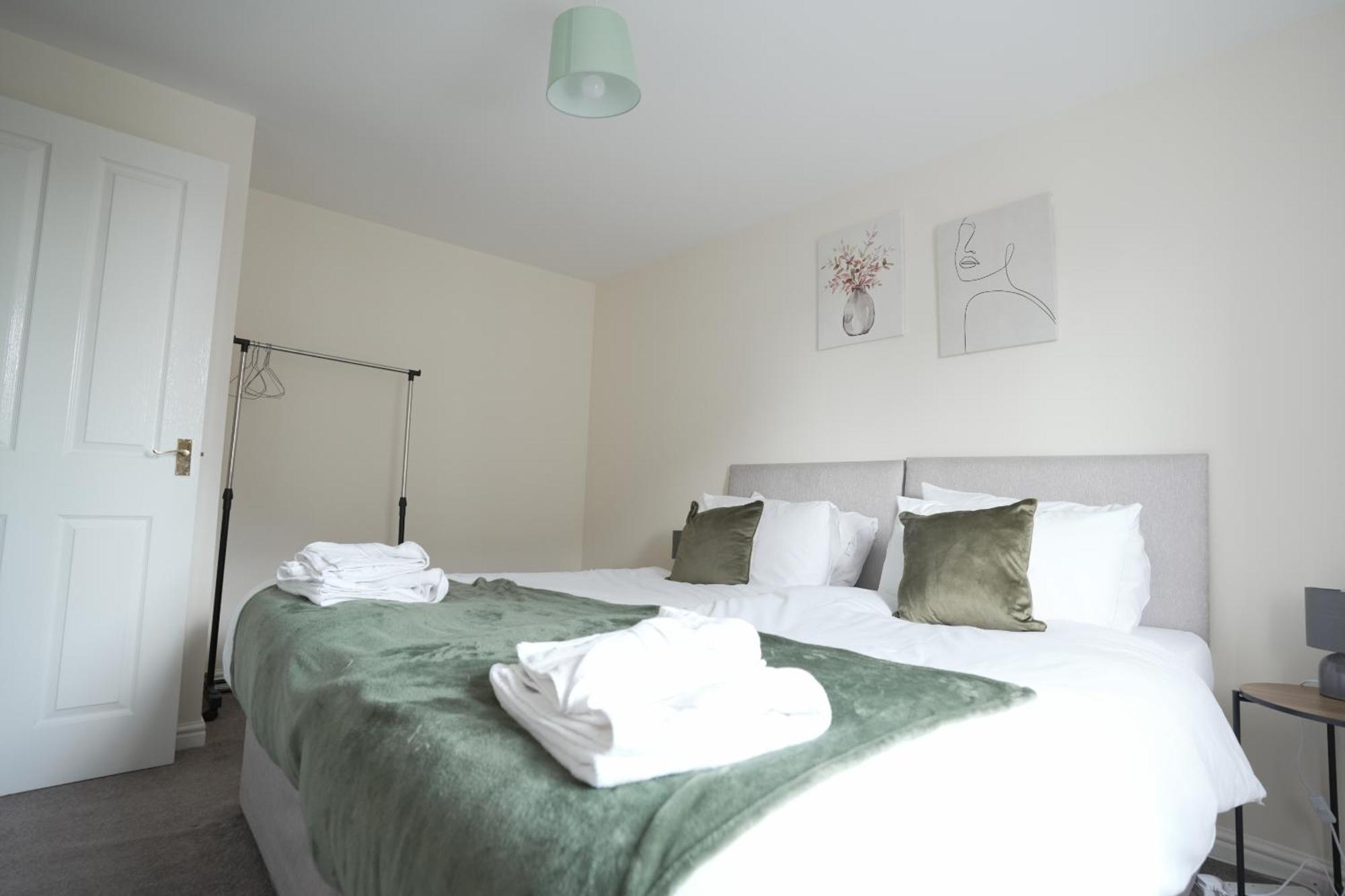 Spacious 4 Bedroom, Perfect For Contractors, Families, Private Parking Royal Wootton Bassett Exteriör bild