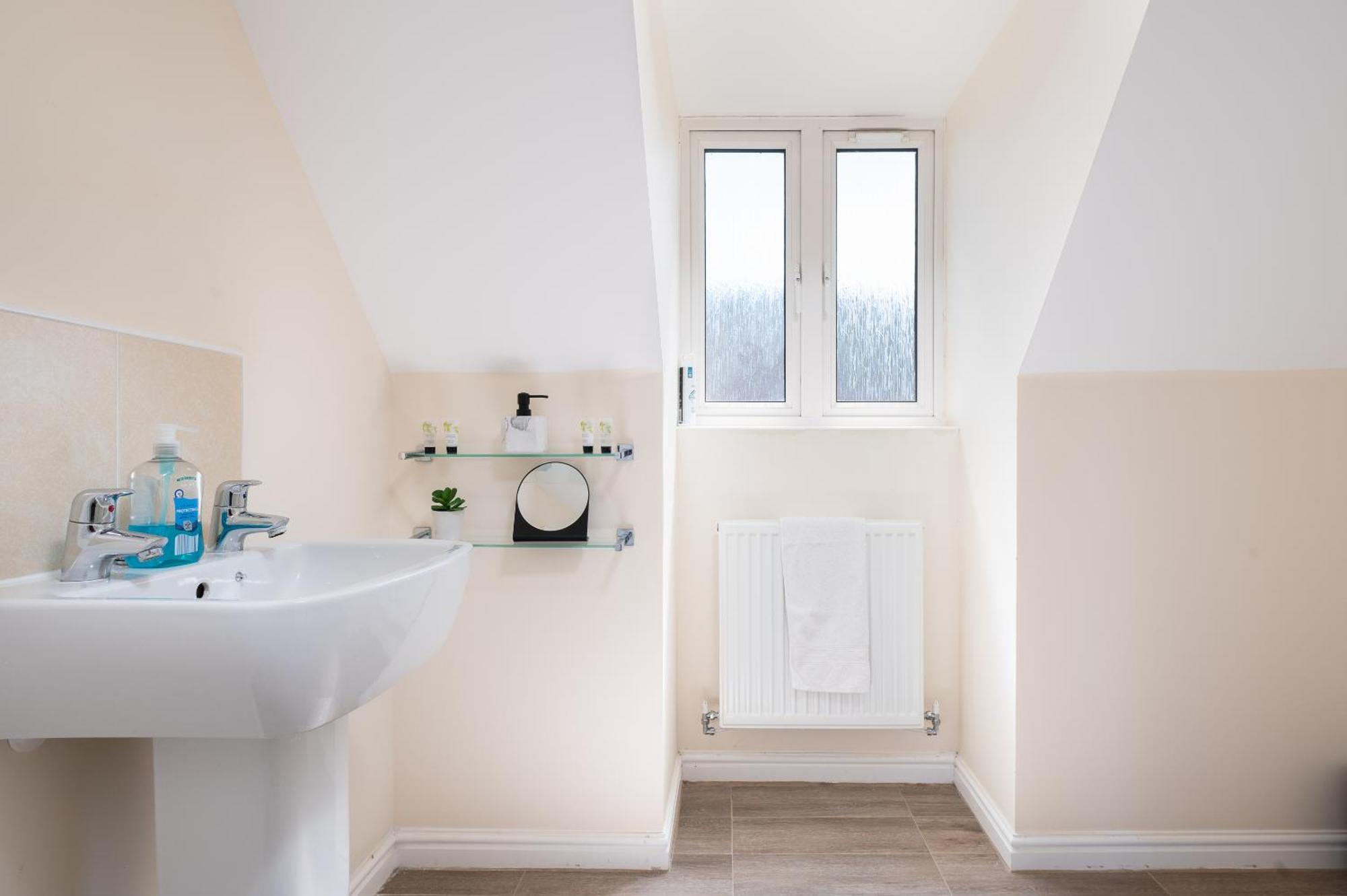 Spacious 4 Bedroom, Perfect For Contractors, Families, Private Parking Royal Wootton Bassett Exteriör bild