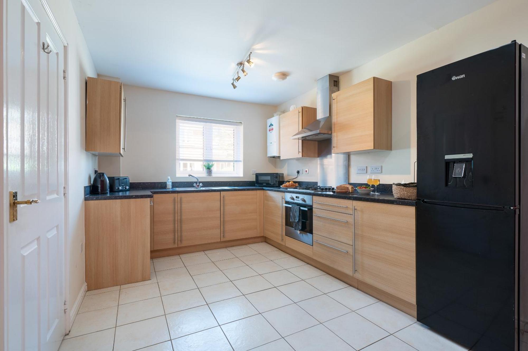 Spacious 4 Bedroom, Perfect For Contractors, Families, Private Parking Royal Wootton Bassett Exteriör bild