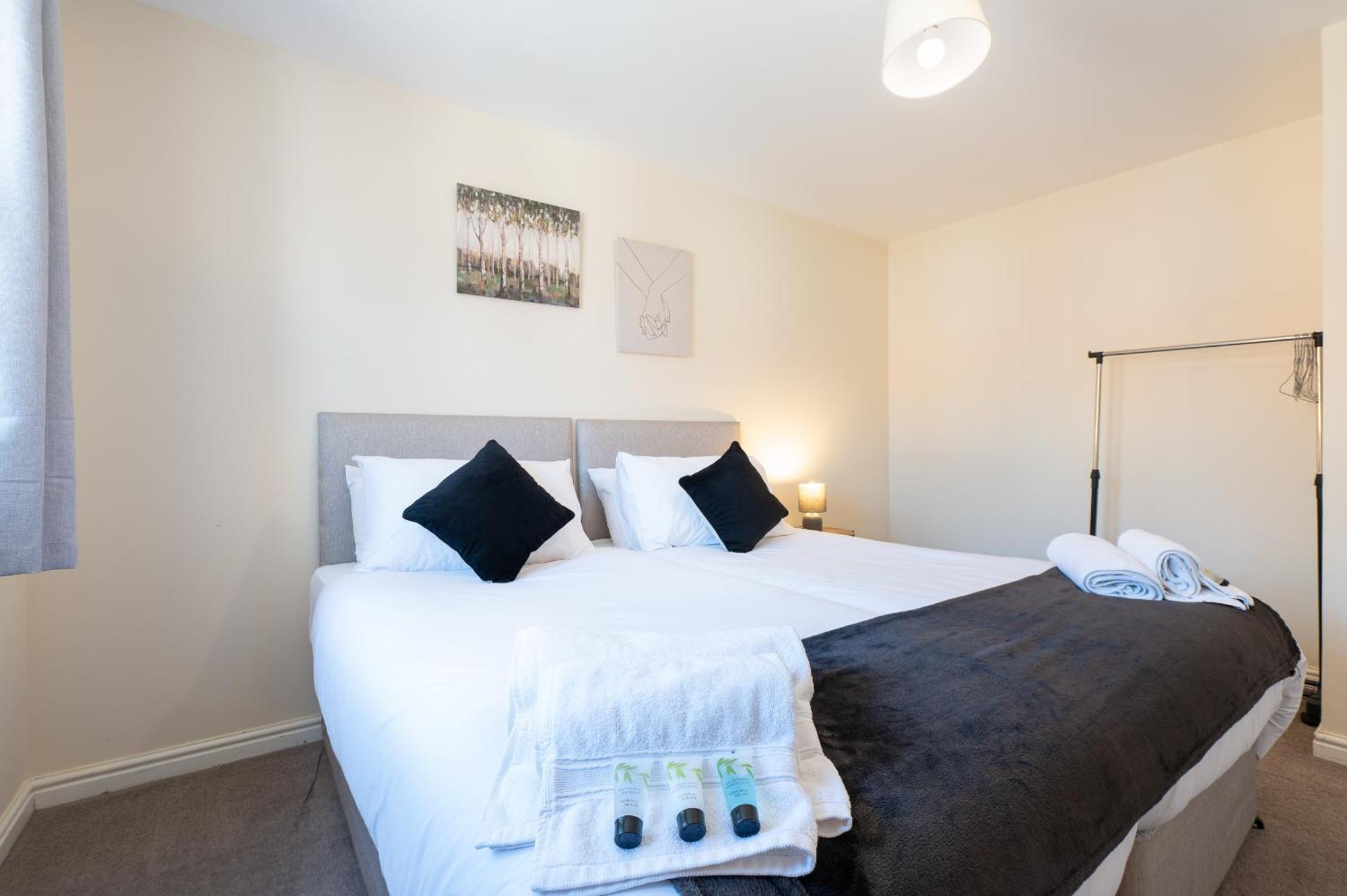 Spacious 4 Bedroom, Perfect For Contractors, Families, Private Parking Royal Wootton Bassett Exteriör bild