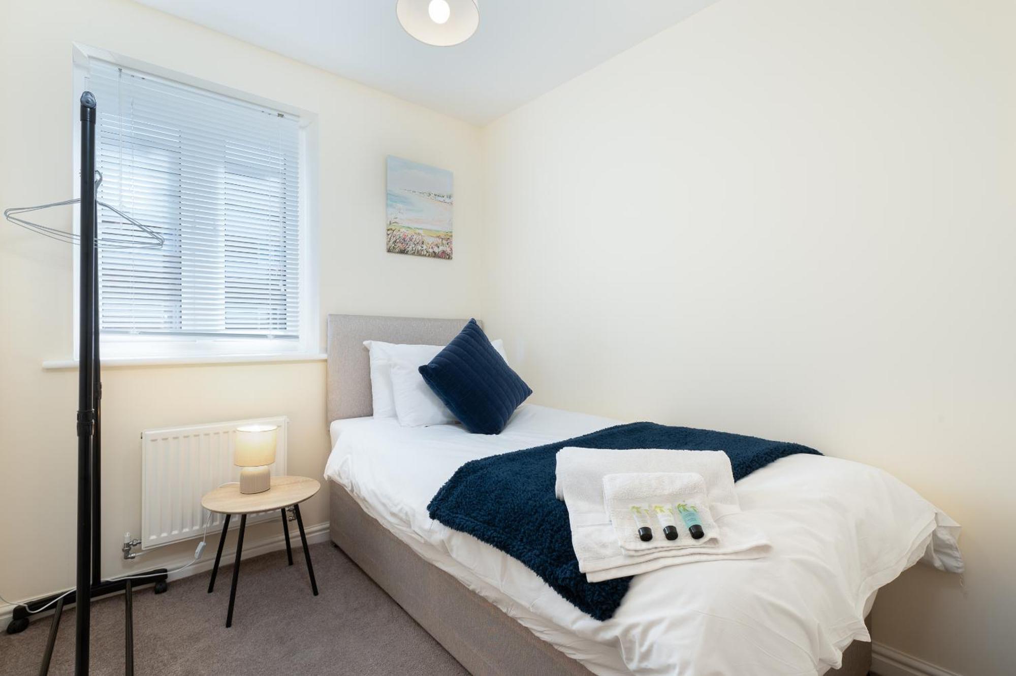Spacious 4 Bedroom, Perfect For Contractors, Families, Private Parking Royal Wootton Bassett Exteriör bild