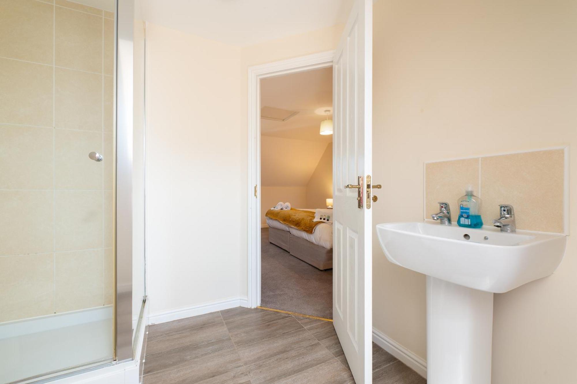 Spacious 4 Bedroom, Perfect For Contractors, Families, Private Parking Royal Wootton Bassett Exteriör bild
