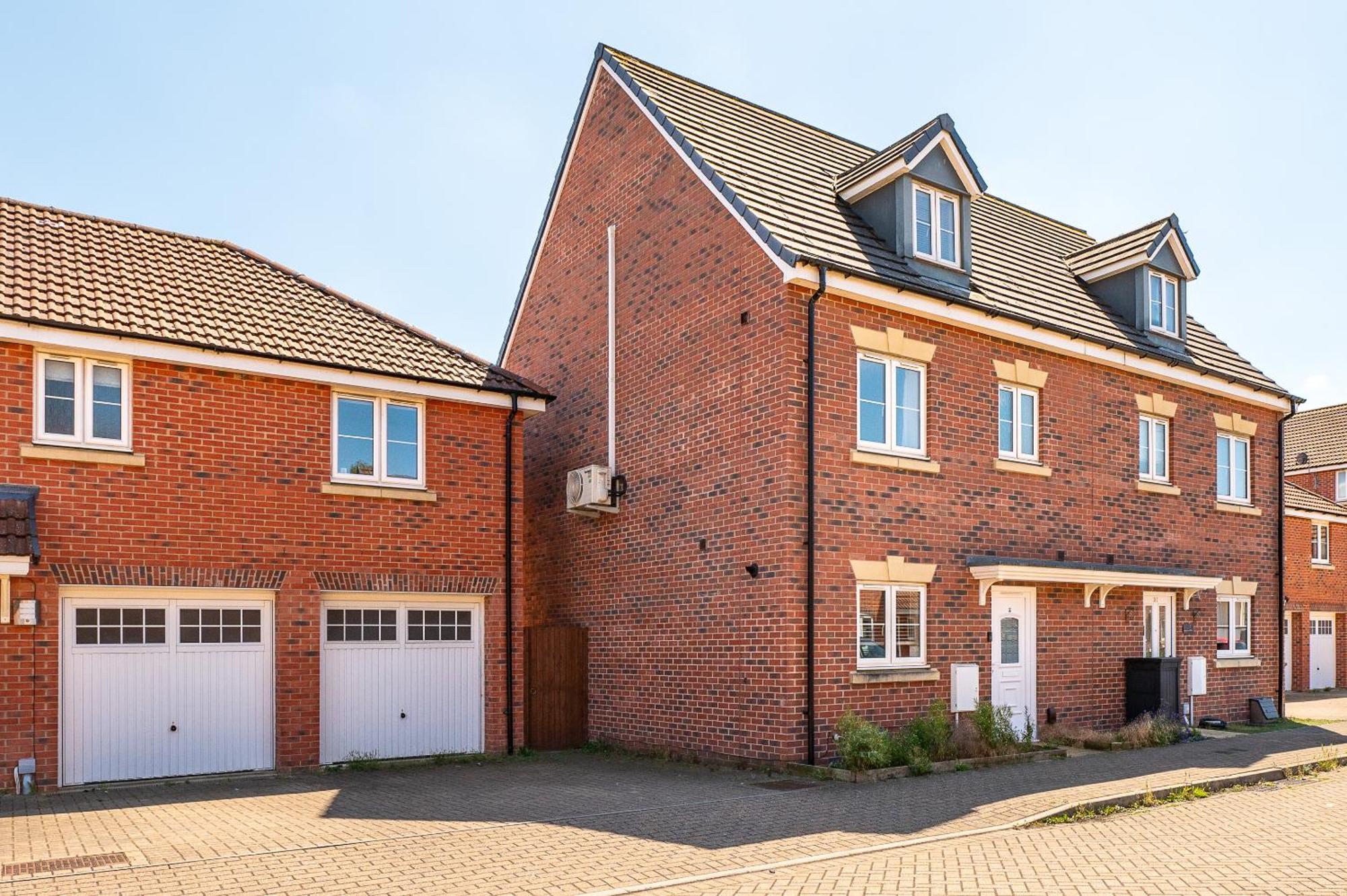 Spacious 4 Bedroom, Perfect For Contractors, Families, Private Parking Royal Wootton Bassett Exteriör bild